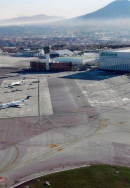 Atterraggio d'emergenza a Napoli per il volo Sharm-Roma: fumo a bordo, paura al rientro dal vertice di pace