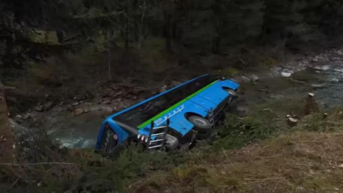 Squadra di soccorso vicino allo scuolabus incidentato nel torrente Frodolfo