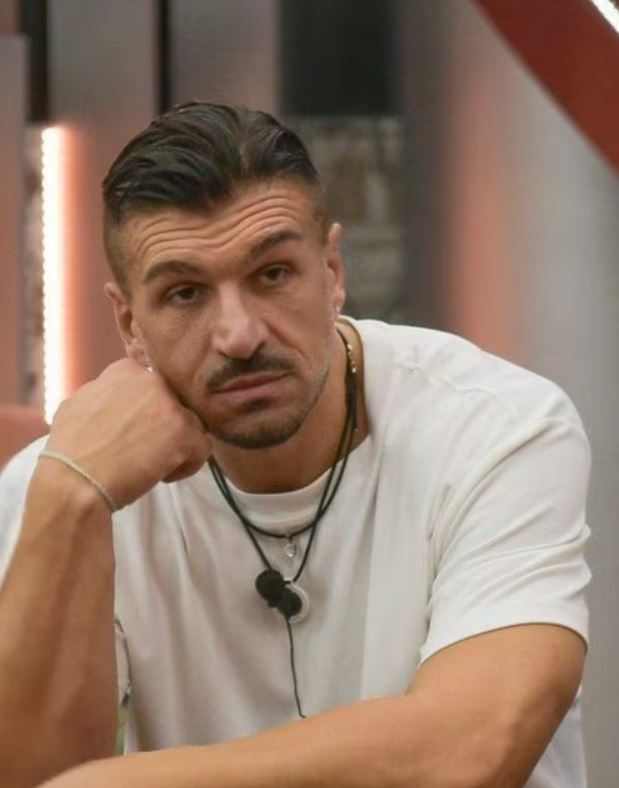 Matteo Azzali e Omer Elomari durante una conversazione al Grande Fratello