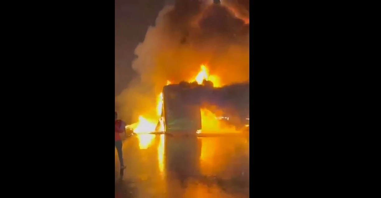Bus prende fuoco dopo scontro: è strage! Passeggeri bruciati vivi (VIDEO) Bus prende fuoco dopo scontro: è strage! Passeggeri bruciati vivi (VIDEO)