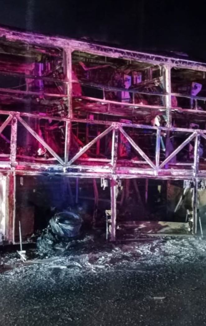 India, bus prende fuoco dopo un incidente: 25 passeggeri morti carbonizzati (VIDEO)