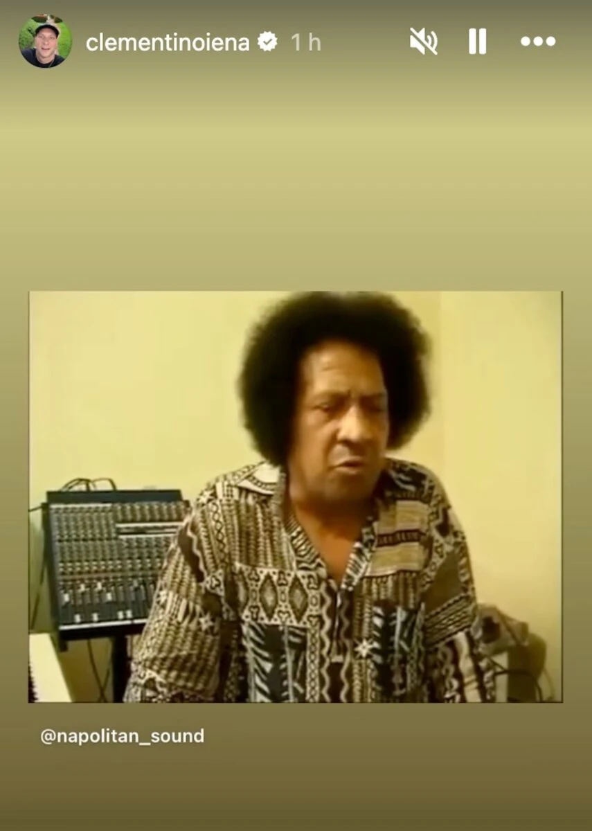 James Senese in posa, sguardo intenso e sax al collo