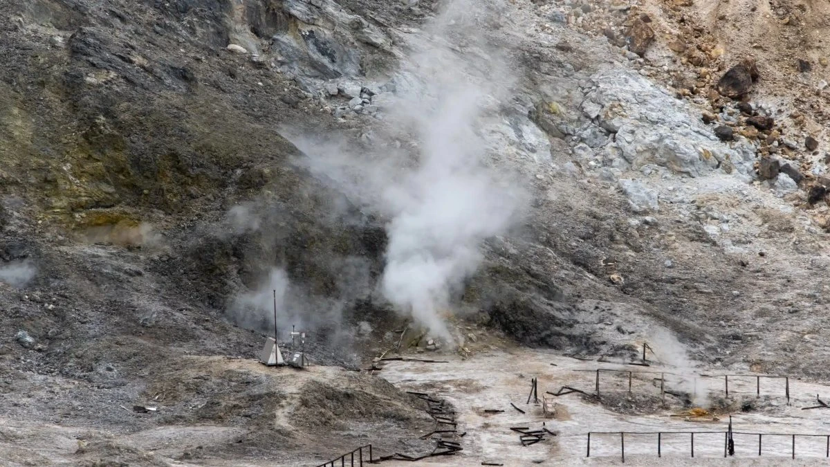 Trema la terra ai Campi Flegrei, gli scienziati fanno una scoperta da brividi Trema la terra ai Campi Flegrei, gli scienziati fanno una scoperta da brividi