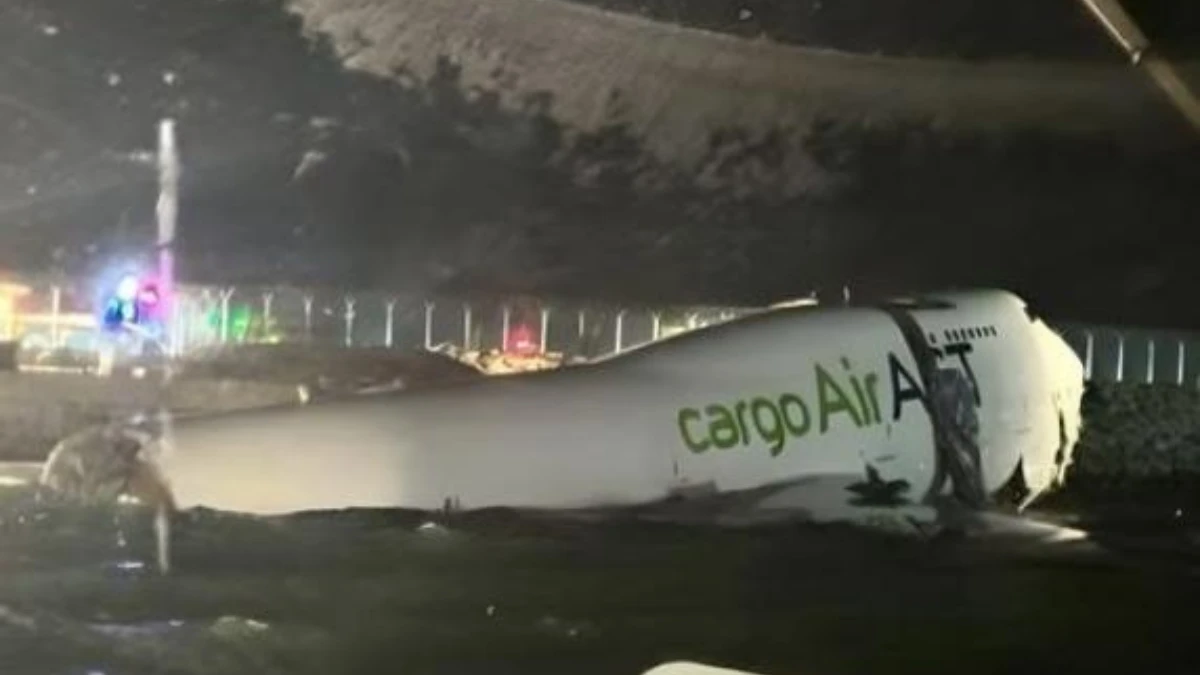 Aereo esce di pista durante l’atterraggio e finisce in mare: ci sono morti Aereo esce di pista durante l’atterraggio e finisce in mare: ci sono morti