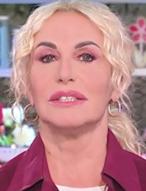 “È morto, terribile”. Antonella Clerici apre la puntata con una notizia sconvolgente (VIDEO)