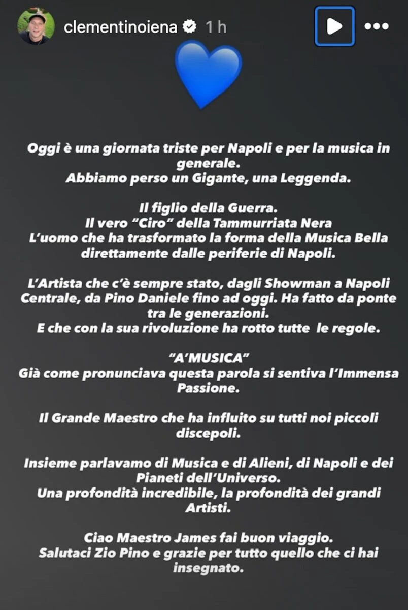 Clementino e James Senese abbracciati, immagine simbolo della loro amicizia artistica