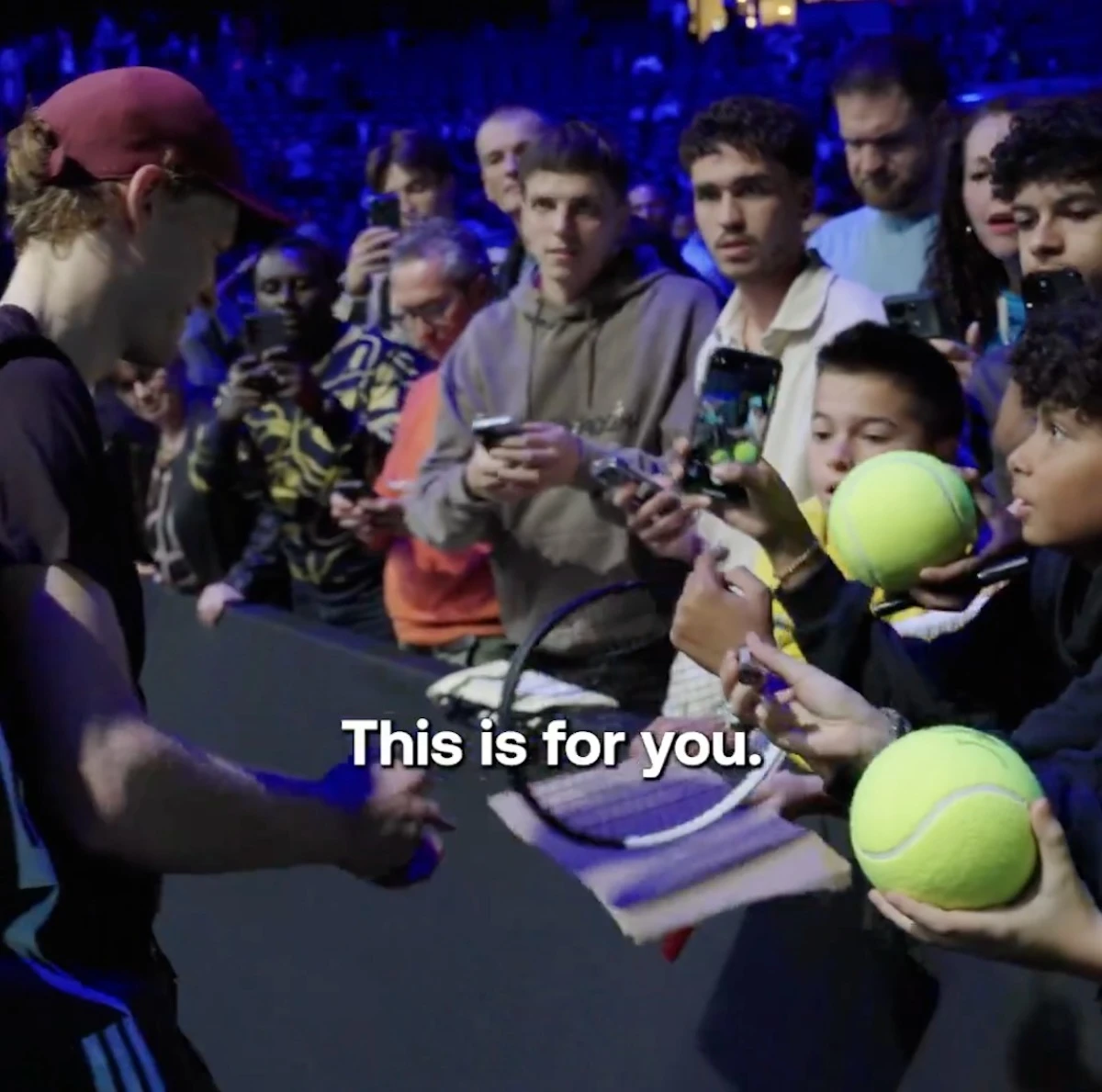 Il giovane tifoso a cui Sinner ha donato la racchetta
