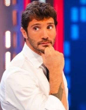 "Affari tuoi", Stefano De Martino in difficoltà con gli ascolti: la strategia Rai per salvare il conduttore