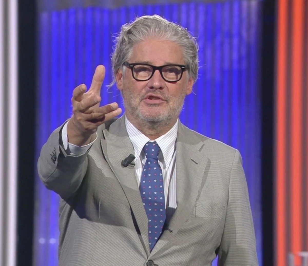 Paolo Del Debbio durante la puntata di Dritto e Rovescio visibilmente arrabbiato in studio