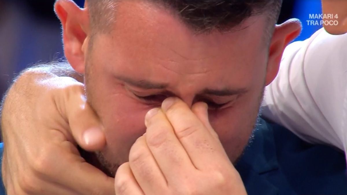 affari tuoi il concorrente scoppia in lacrime per le parole di de martino cos8217232 successo