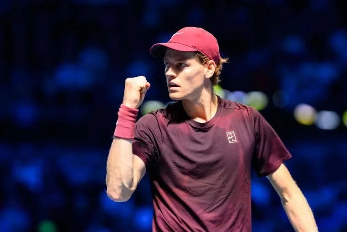 Jannik Sinner in campo al Masters 1000 di Parigi