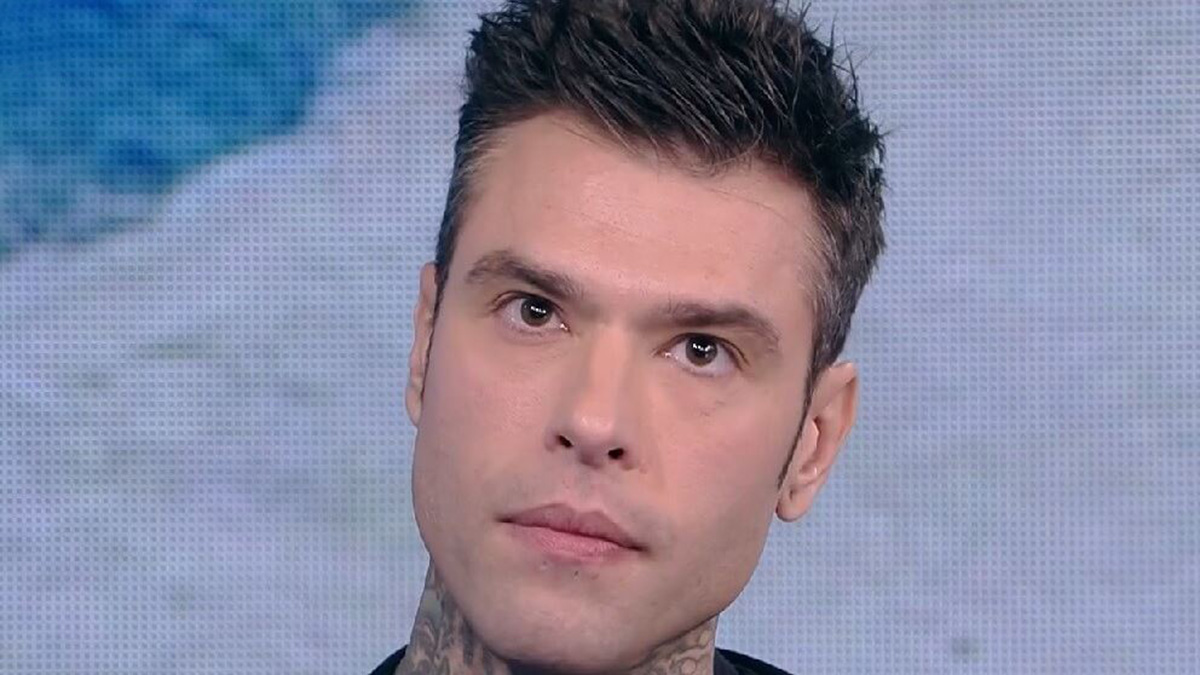 “L’ho persa così”. Fedez, non si era mai saputo: la rivelazione choc sull’adolescenza “L’ho persa così”. Fedez, non si era mai saputo: la rivelazione choc sull’adolescenza