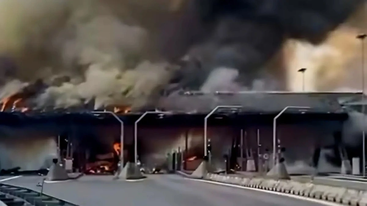 Fiamme e fumo altissimo, caos in autostrada: traffico paralizzato e code per chilometri Fiamme e fumo altissimo, caos in autostrada: traffico paralizzato e code per chilometri