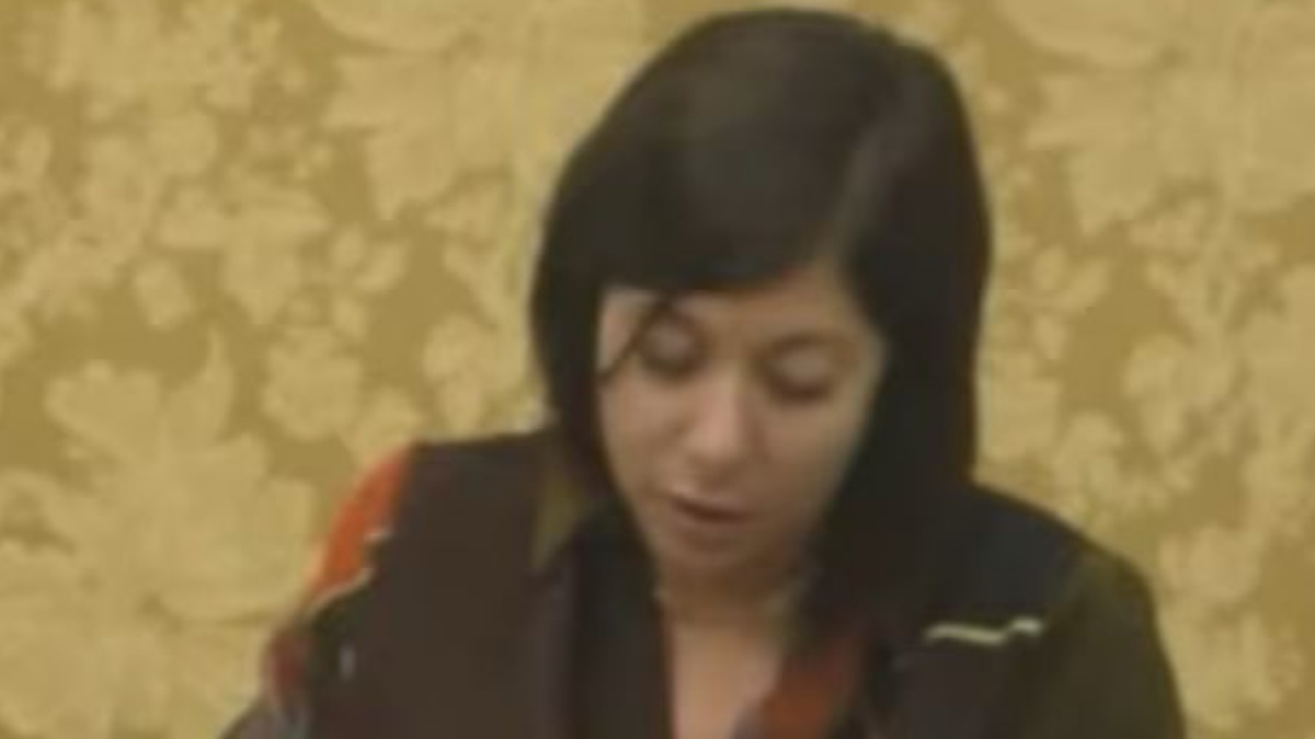 “Assurdo! Guardate che fa!”. Gesto shock della deputata 5 stelle in aula: l’ha fatto davanti a tutti (VIDEO) “Assurdo! Guardate che fa!”. Gesto shock della deputata 5 stelle in aula: l’ha fatto davanti a tutti (VIDEO)