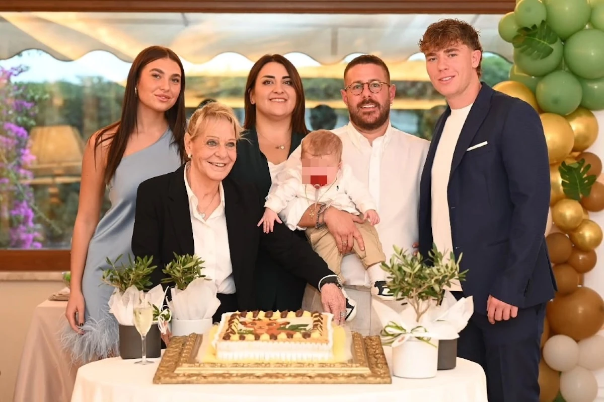 Momento emozionante: Francesco Totti stringe Diego davanti alla famiglia