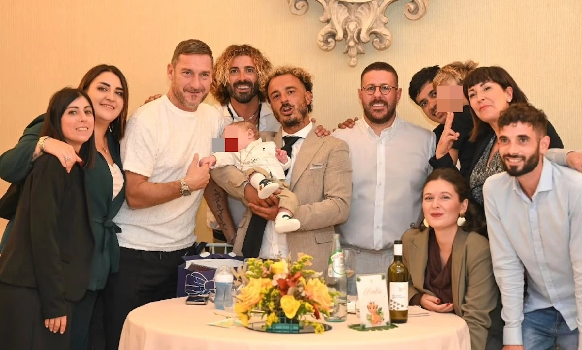 La torta a tema Il Re Leone troneggia tra le decorazioni colorate della festa