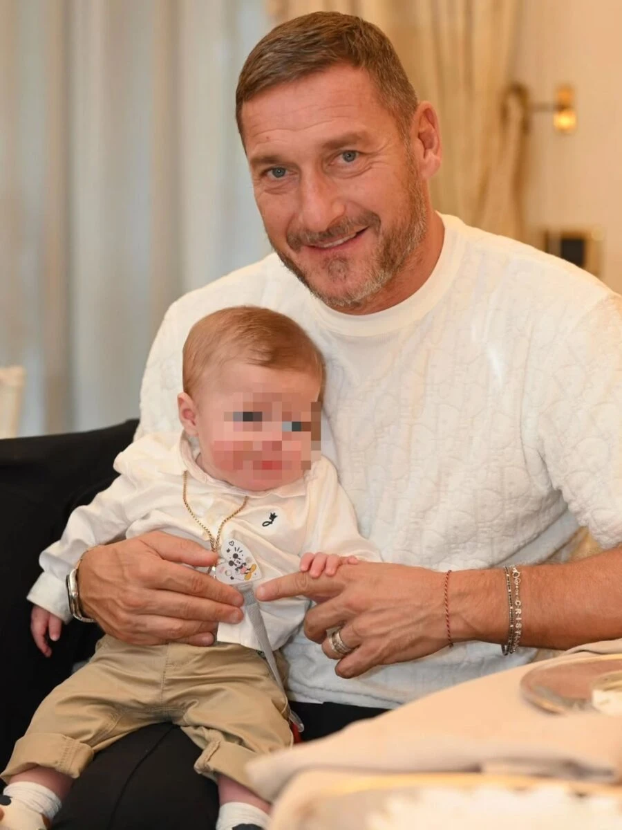 Francesco Totti con il piccolo Diego in braccio durante il ricevimento
