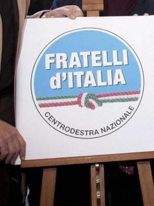 Fratelli d’Italia pronta a denunciarla, la clamorosa dichiarazione scuote la politica: “Vediamo se ora si salva”