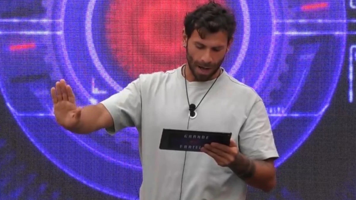 “Convocati d’urgenza”. Grande Fratello, la decisione della produzione: Domenico informa tutti “Convocati d’urgenza”. Grande Fratello, la decisione della produzione: Domenico informa tutti