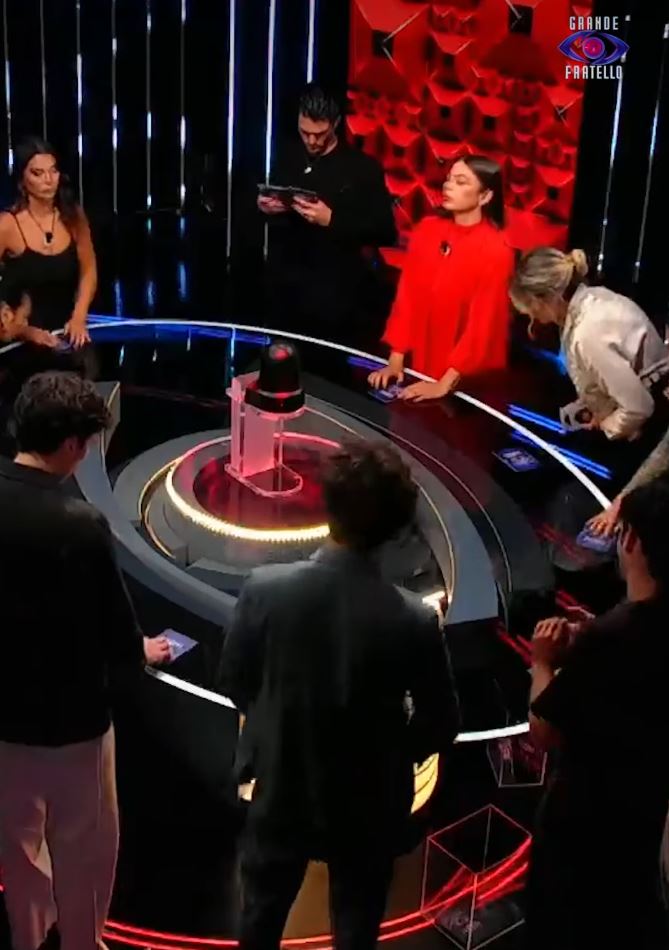“La decisione è presa”. Grande fratello, Mediaset non torna indietro: non è mai successo