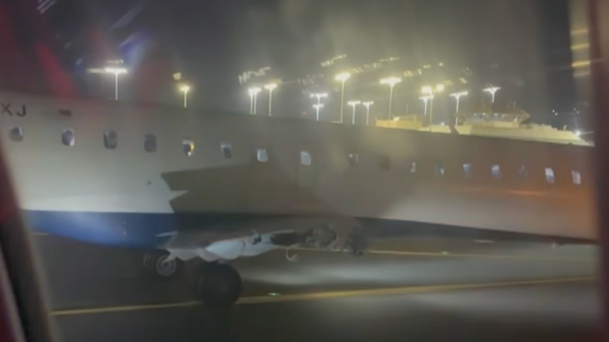 incidente in aeroporto si scontrano due velivoli in pista a bordo 93 persone