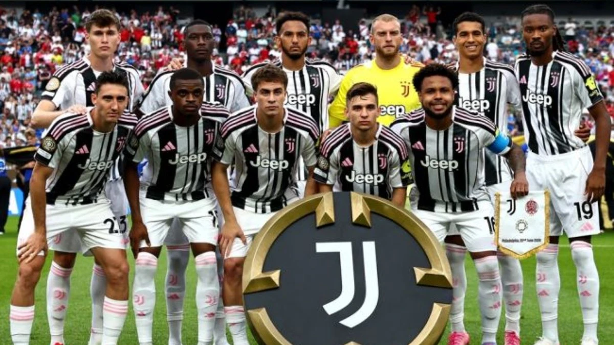 Squadra della Juventus schierata in campo