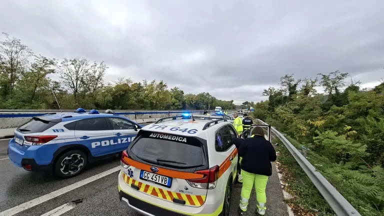 Polizia e soccorritori intervengono sull'incidente in autostrada A1