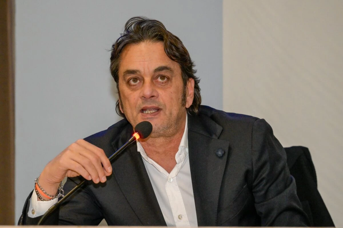 Lorenzo Bosi in una foto di cronaca sportiva, simbolo del suo impegno per Firenze.