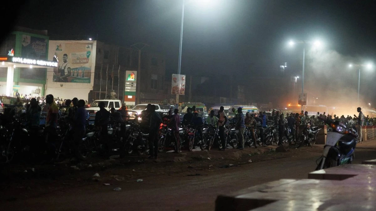 Paesaggio urbano del Mali colpito dalla crisi energetica