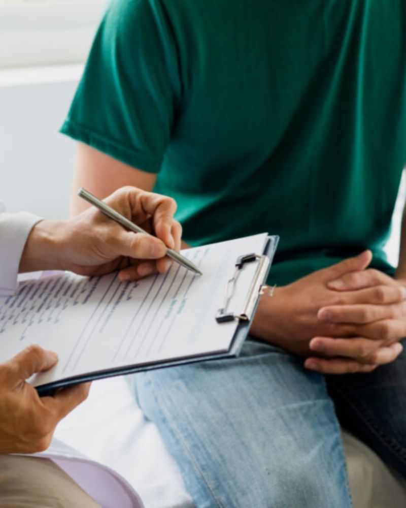 Medico durante una visita di controllo urologico