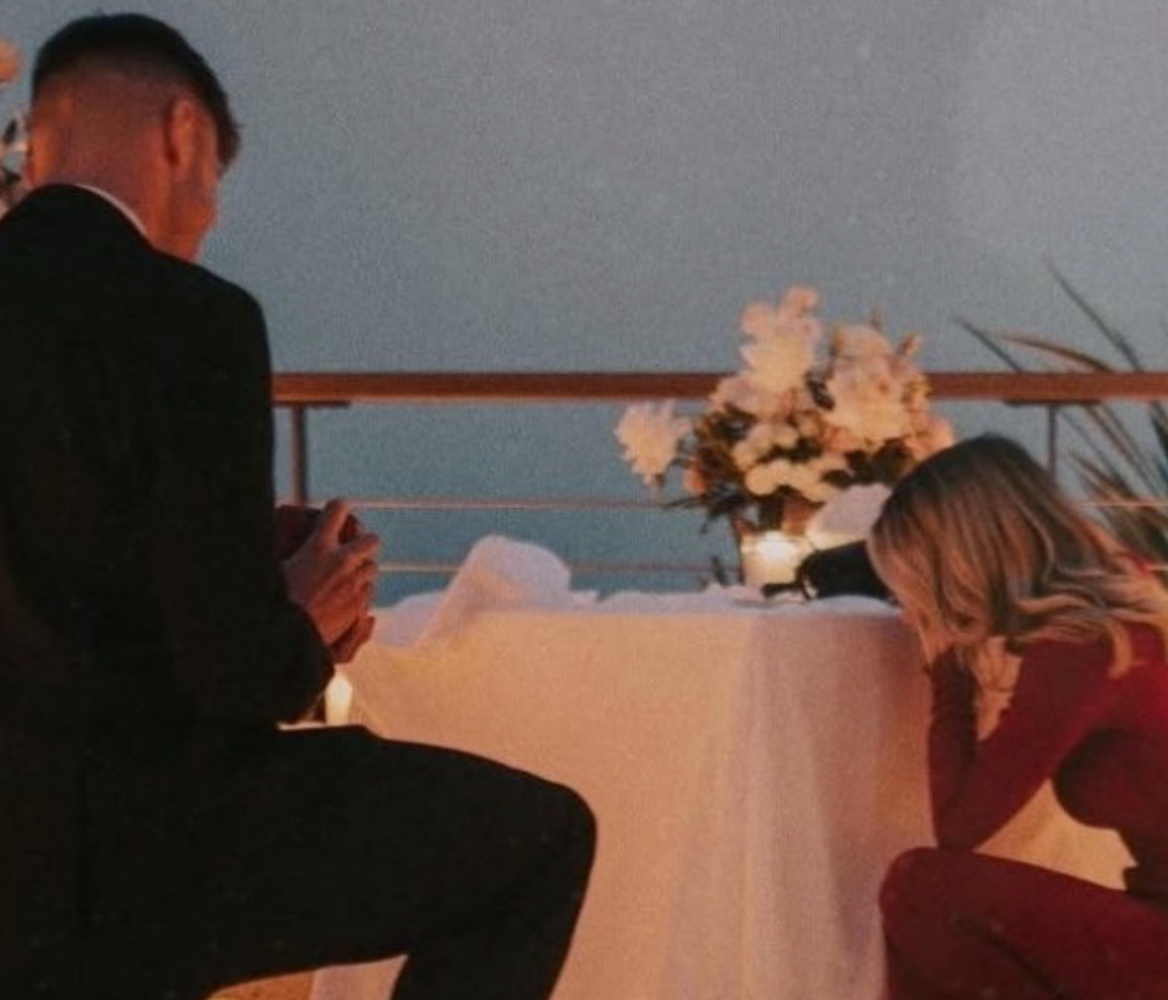 El Shaarawy si inginocchia durante la proposta di matrimonio