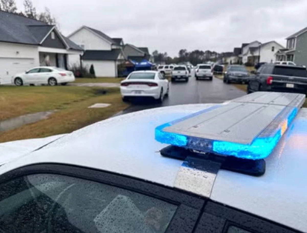 Automobile della polizia all'esterno della scena del crimine