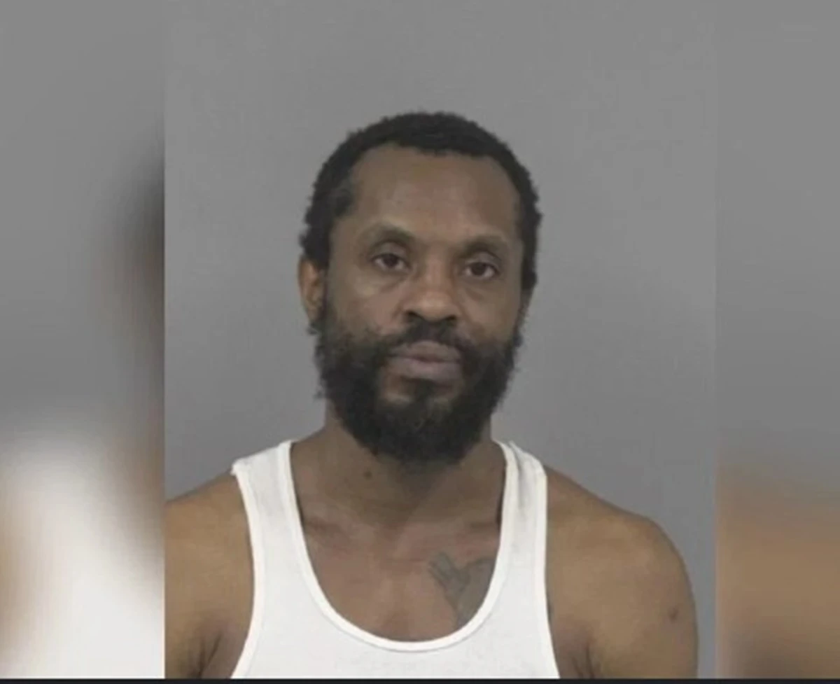 Auto con il bagagliaio chiuso nel garage di una casa sotto indagine