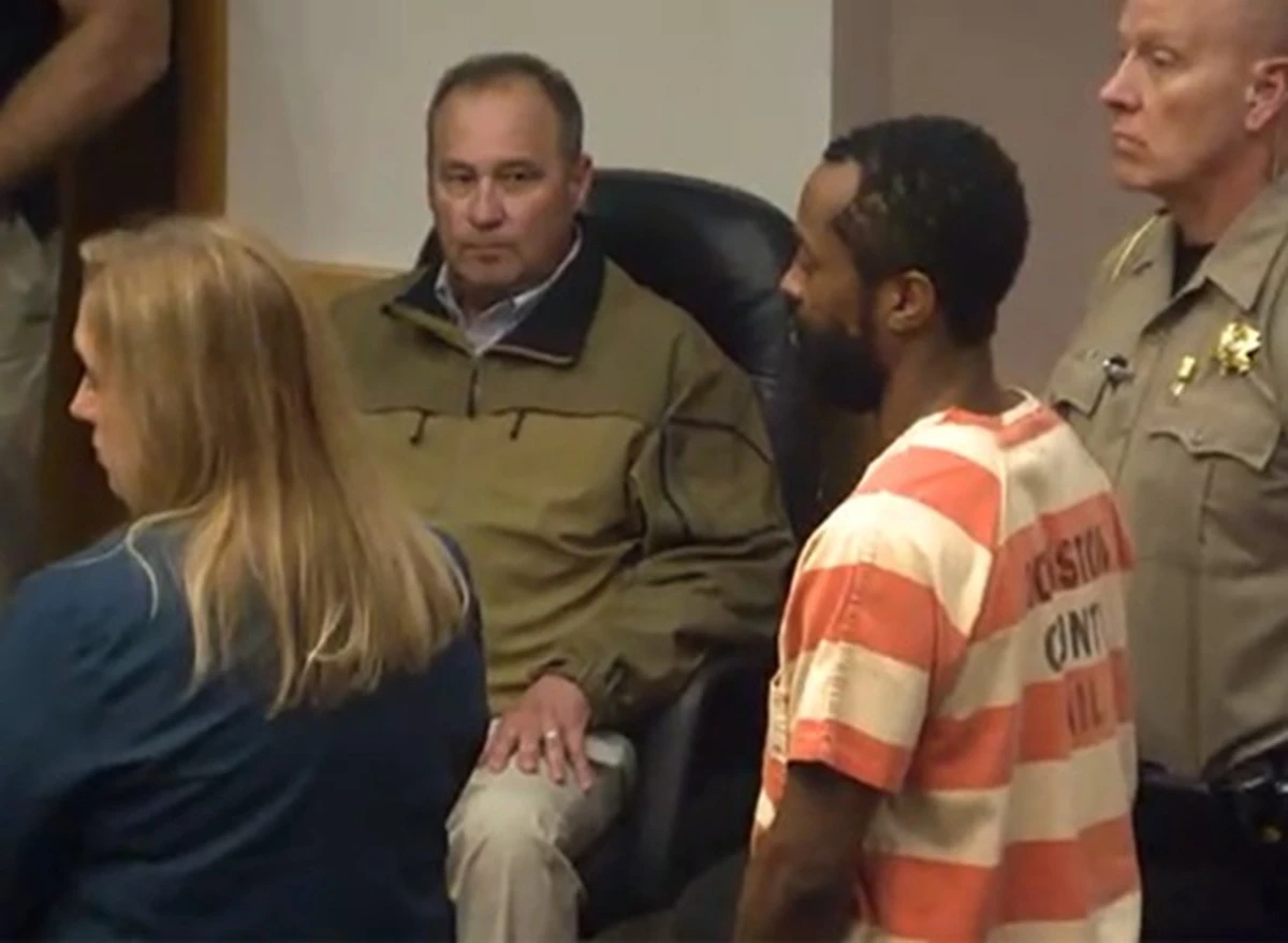 Polizia all'esterno di una casa, scena di indagine