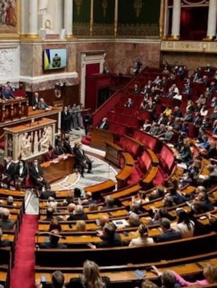 Francia, il primo ministro Lecornu ha rassegnato le dimissioni: il suo governo in crisi dopo un giorno