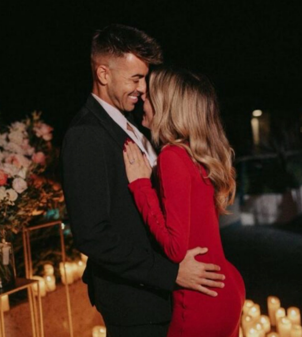 Scenografia romantica con candele e fiori per la proposta di El Shaarawy