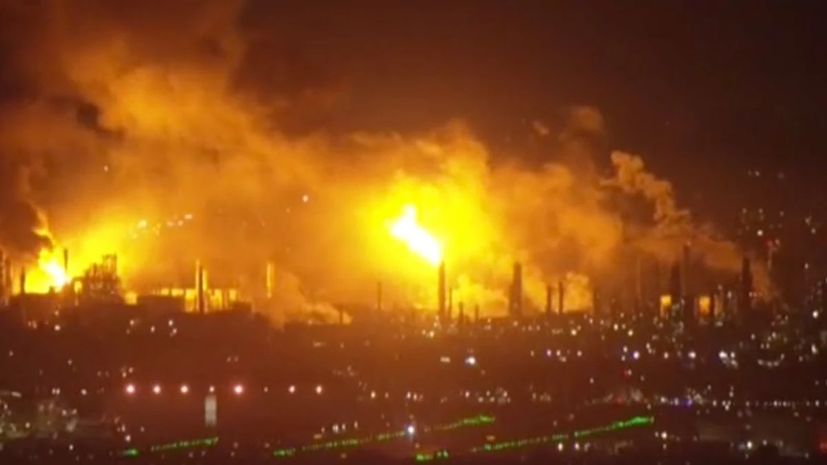 Terribile esplosione nello stabilimento, fiamme altissime e panico totale
