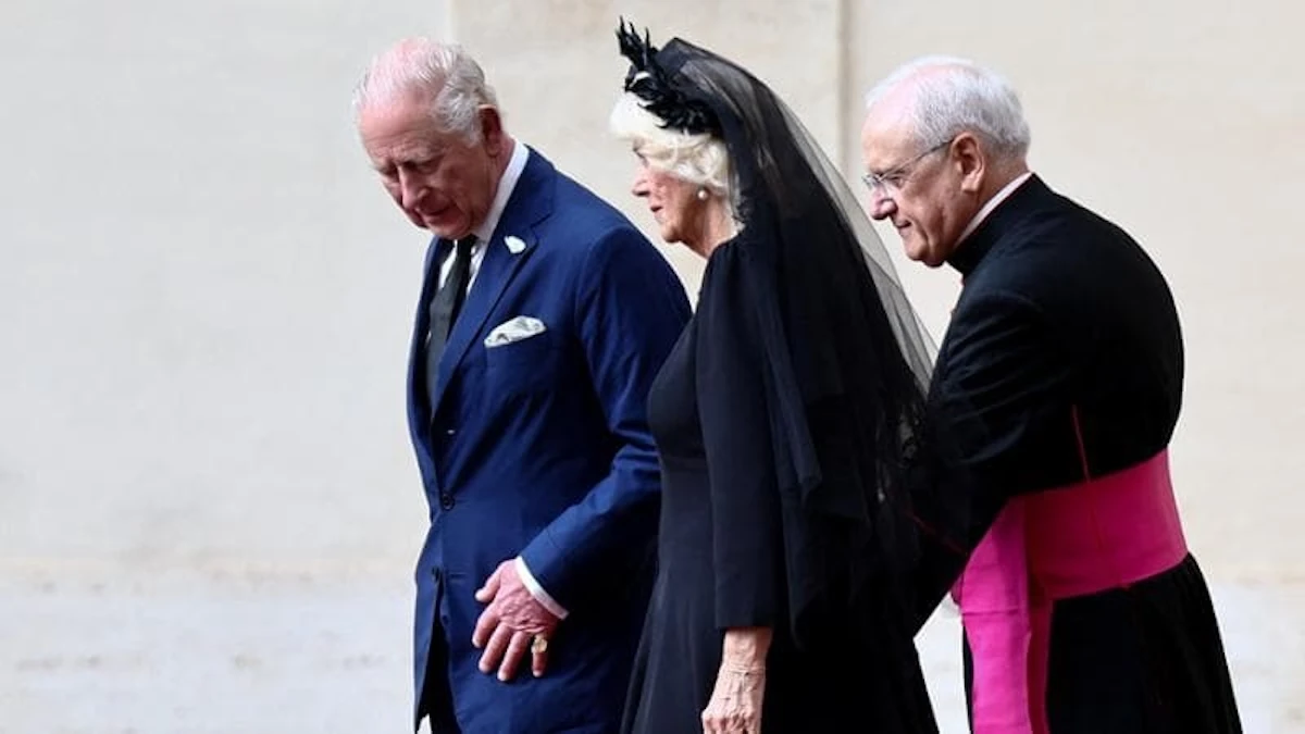 “Ma cosa…”. Camilla a Roma con Re Carlo per Papa Leone: tutti notano un dettaglio
