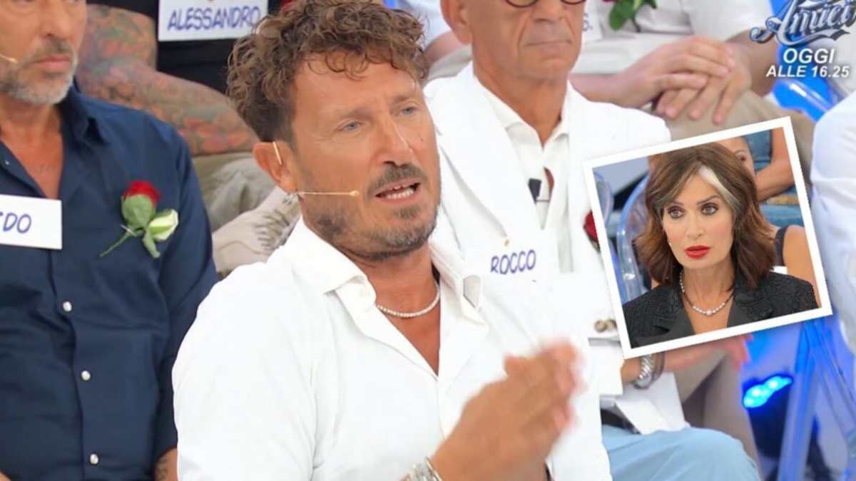 Uomini e Donne, Ruggiero senza pietà con Barbara De Santi: la frase choc Uomini e Donne, Ruggiero senza pietà con Barbara De Santi: la frase choc