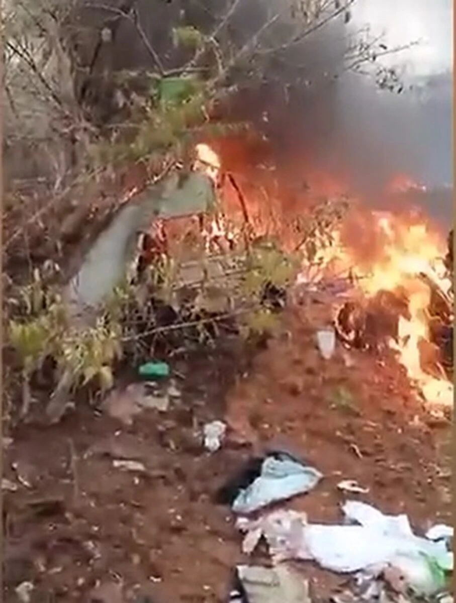 Rottami in fiamme del piccolo aereo turistico precipitato in Kenya