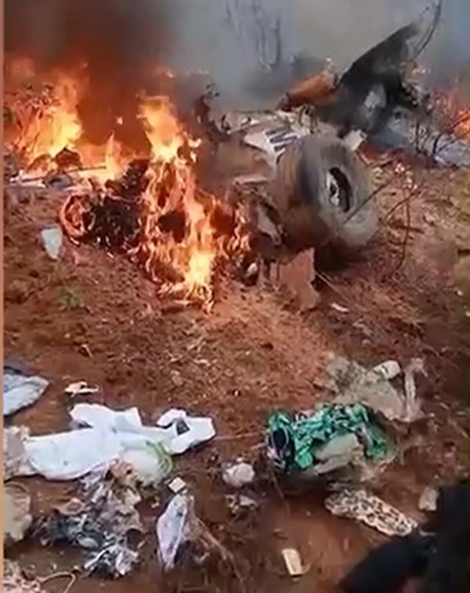 Relitto carbonizzato dell'aereo precipitato in Kenya