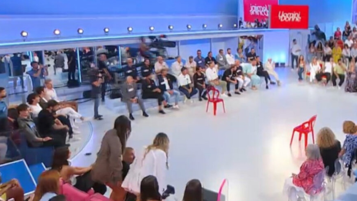“Uomini e donne”, pubblico in allarme sul noto volto: “Ma è morto davvero?”