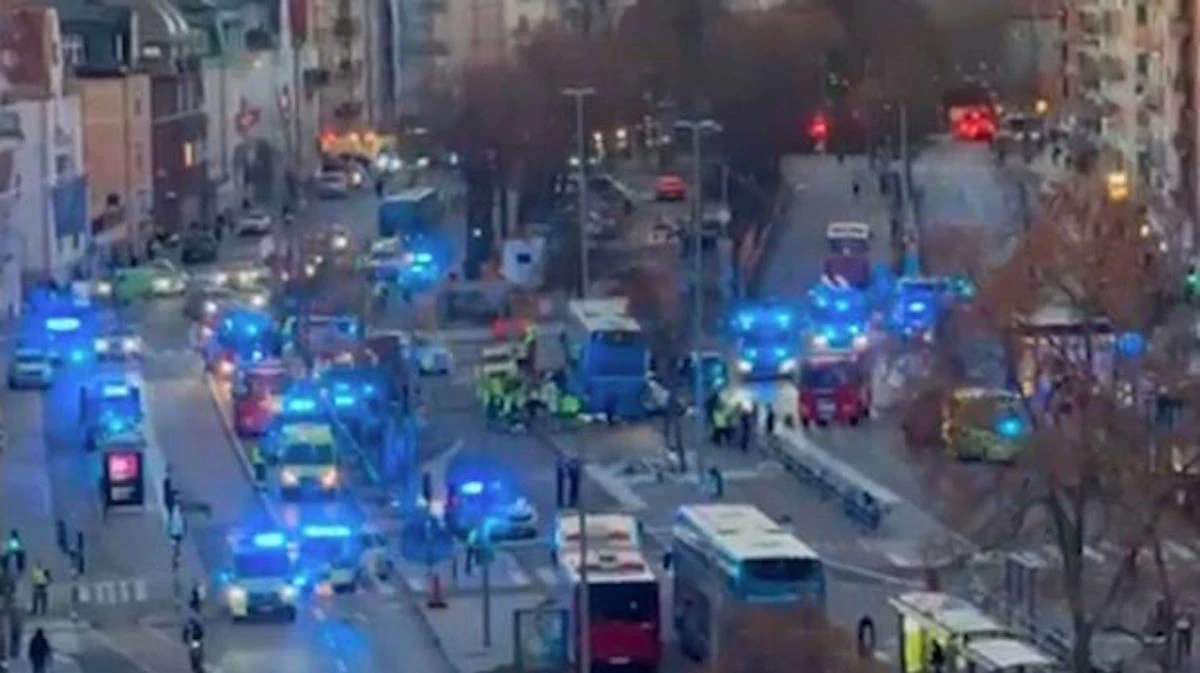 Autobus si schianta contro la fermata, le urla e poi lo shock: diversi morti