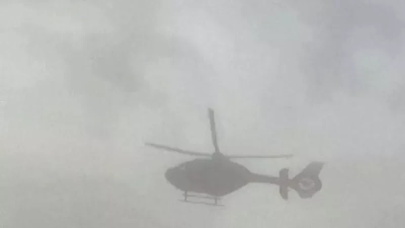 Soccorritori e forze dell'ordine sul luogo dell'incidente dell'elicottero a Mantova