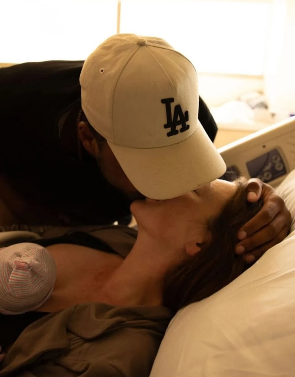 Neo-genitori sorridenti con il loro bambino Atlas in ospedale