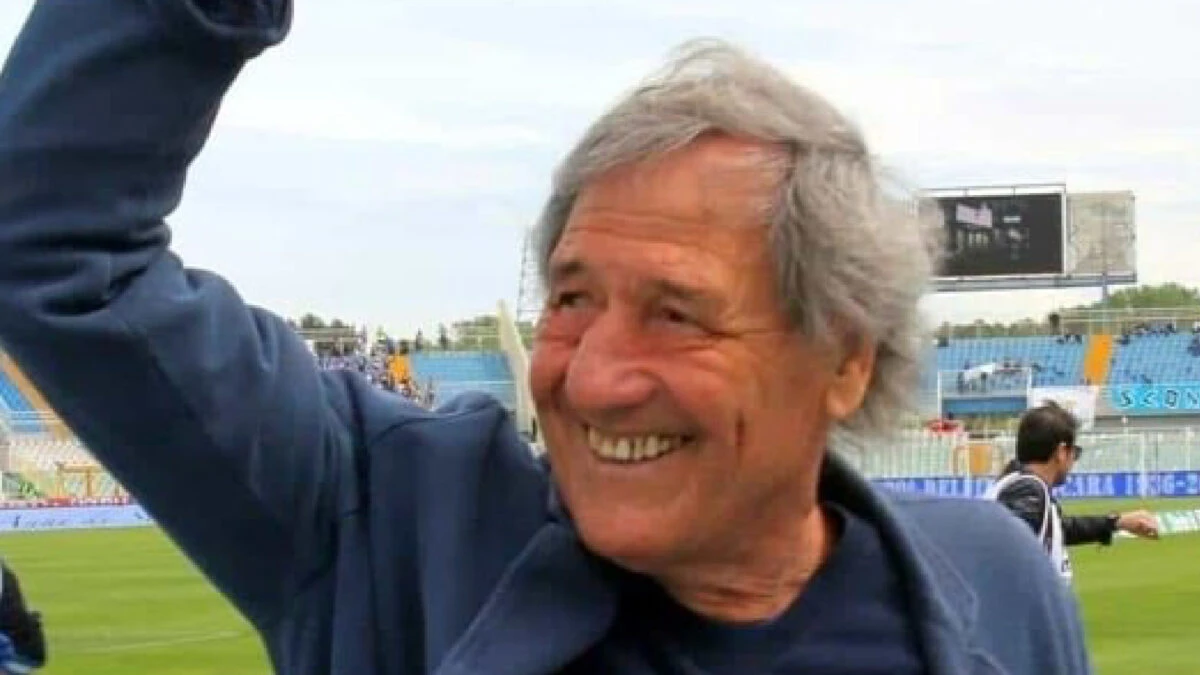Giovanni Galeone sorridente, in primo piano durante una partita di calcio
