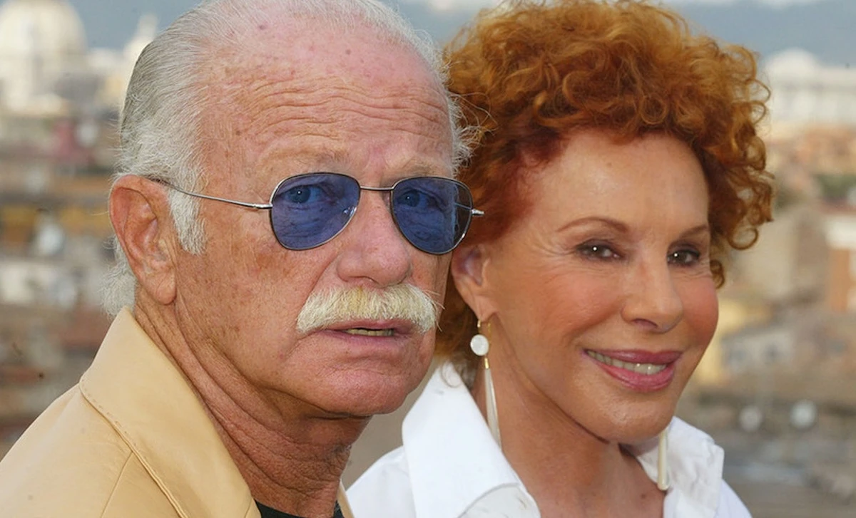 Omaggio floreale durante i funerali di Ornella Vanoni