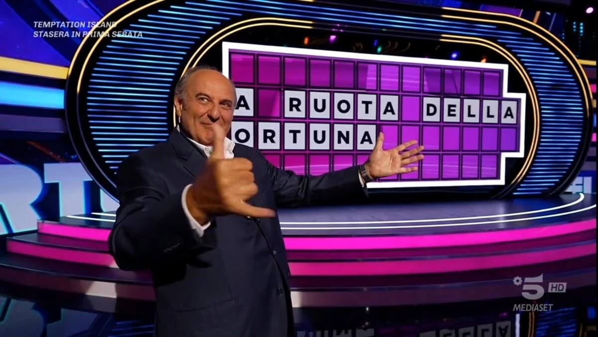 Gerry Scotti e Samira Lui durante una puntata de La Ruota della Fortuna