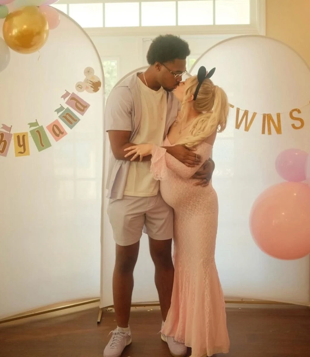 Momento dell'annuncio della gravidanza gemellare di Tini e Antoine