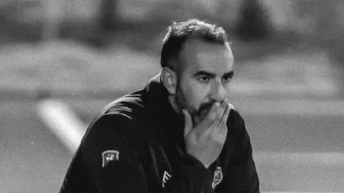 Allenatore Inaki Cabaleiro durante una partita con i giovani del Fursan Hispania